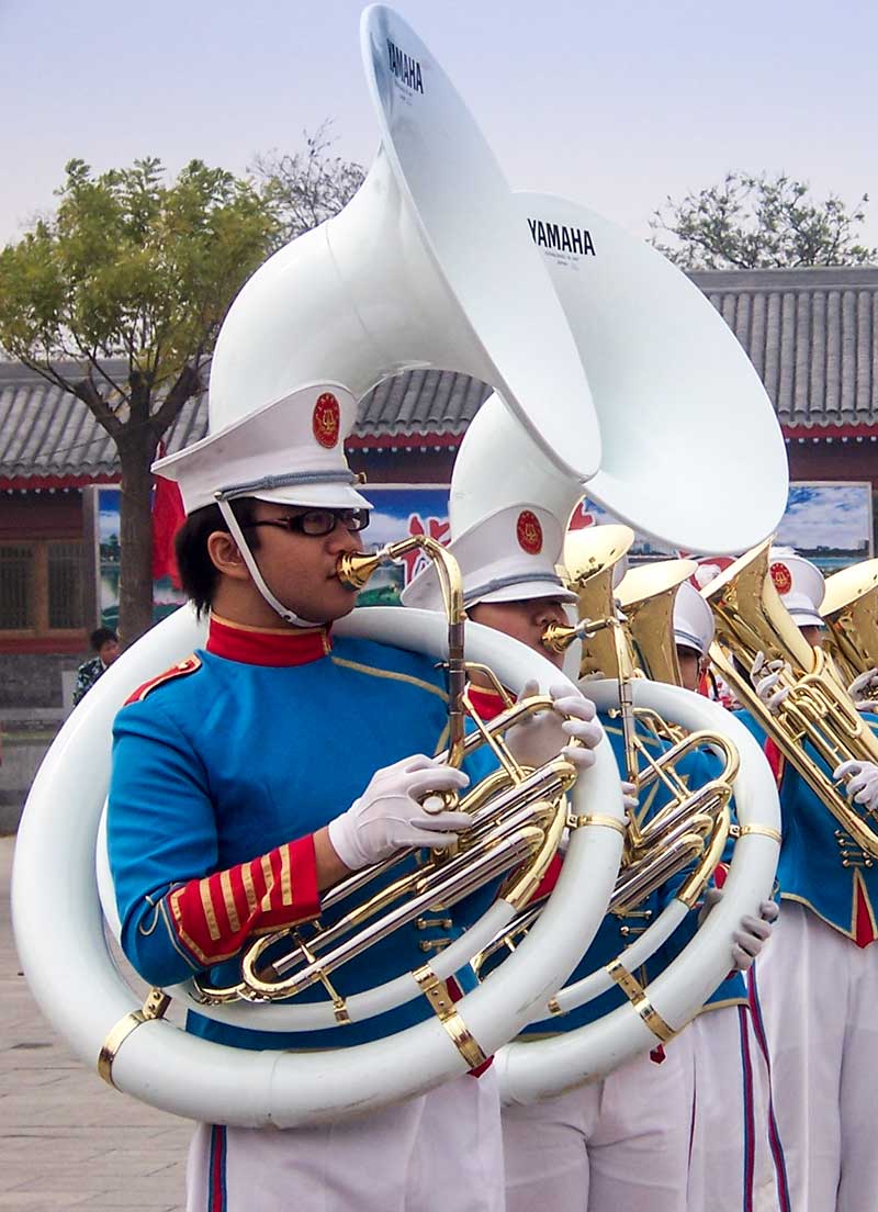 北京云雀行进管乐团在演出中演奏苏萨号（Sousaphone）