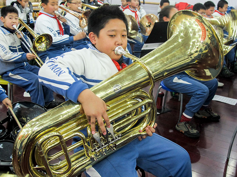 北京云雀管乐团的小团员在演奏大号（Tuba）