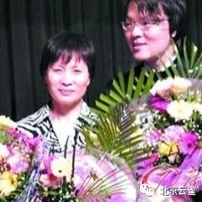 吴章鸿女士与儿子吴纯 吴章鸿女士与儿子吴纯